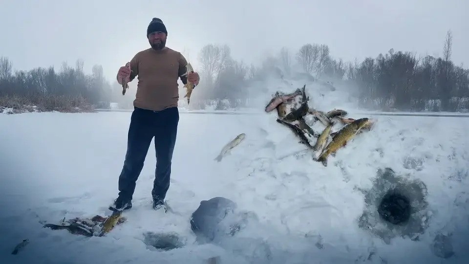 Πάγωσε ο μεγαλύτερος ποταμός της Τουρκίας – Ψάρεψε σαν οι Εσκιμώοι